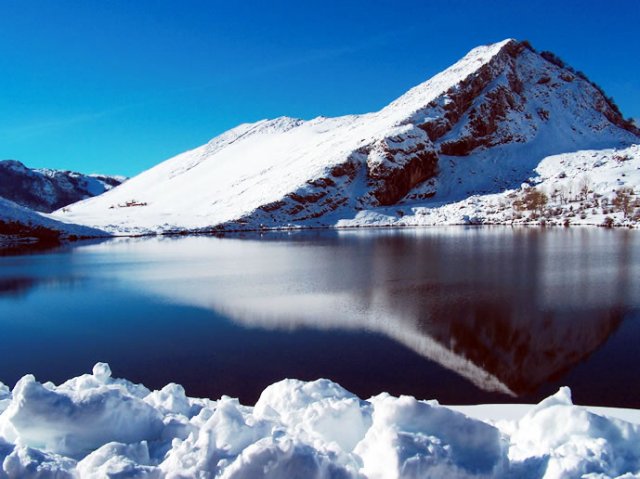 PICOS DE EUROPA | Contraste entre hielo y luz  en las cercanías del lago Enol